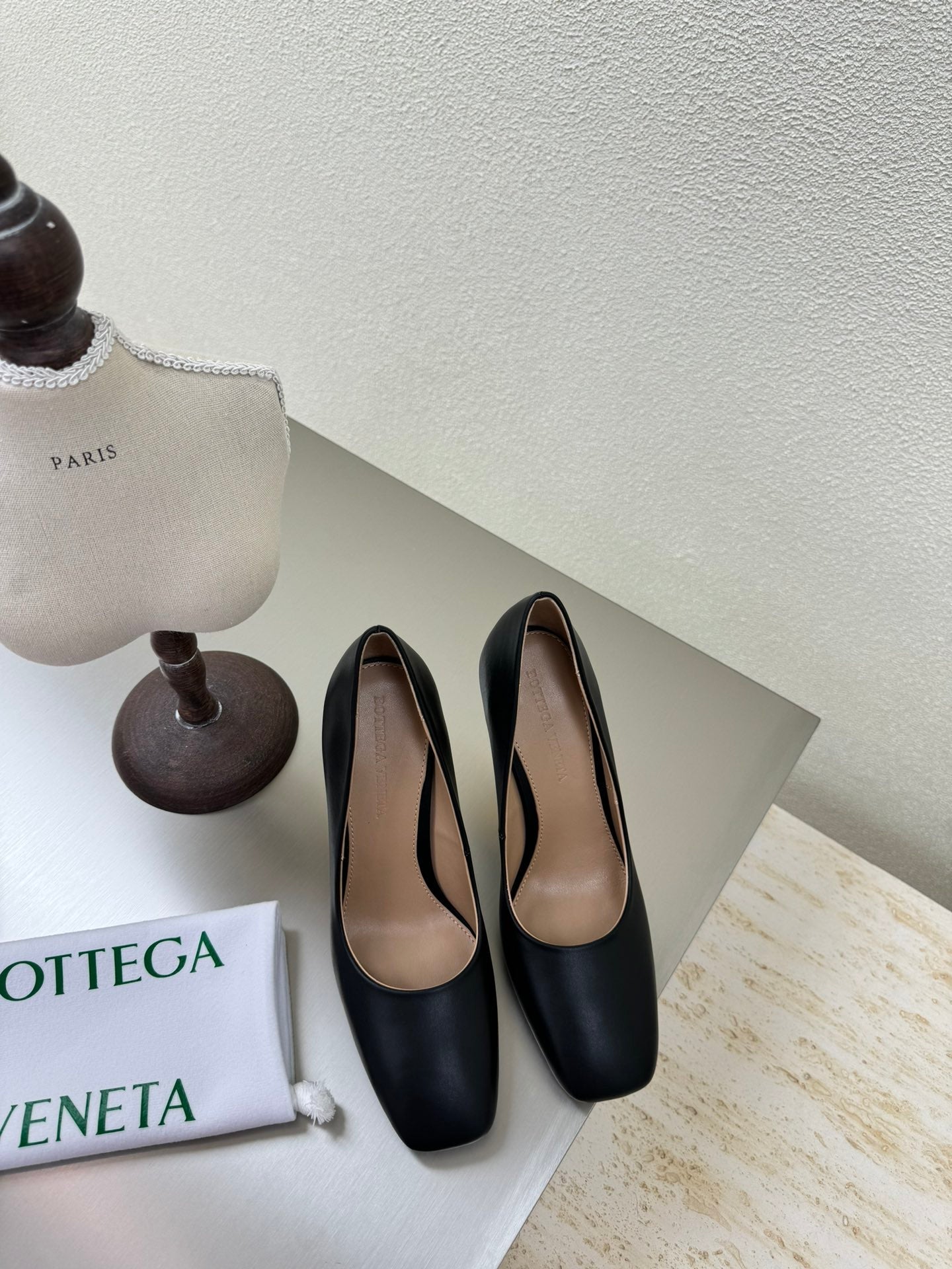 KNOT HIGH PUMP IN BLACK AND GOLD METAL HEEL 9 CM - 34