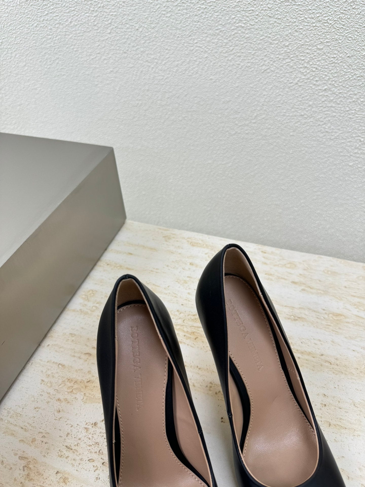 KNOT HIGH PUMP IN BLACK AND GOLD METAL HEEL 9 CM - 34