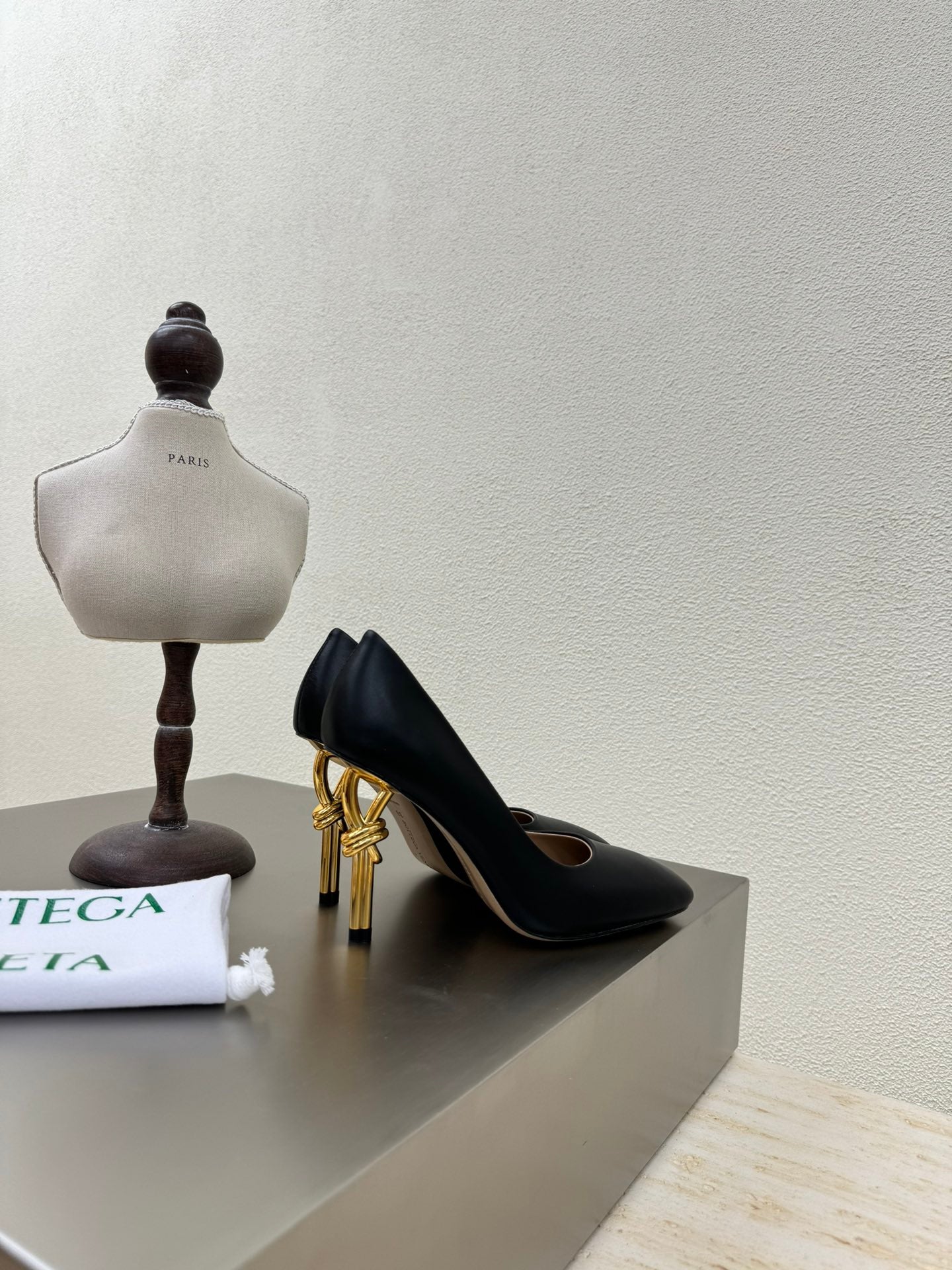 KNOT HIGH PUMP IN BLACK AND GOLD METAL HEEL 9 CM - 34