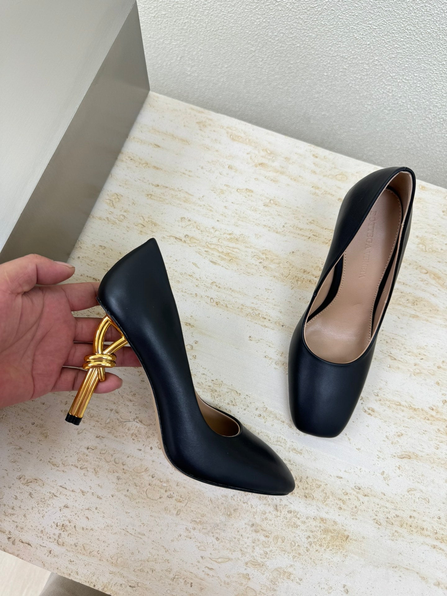 KNOT HIGH PUMP IN BLACK AND GOLD METAL HEEL 9 CM - 34