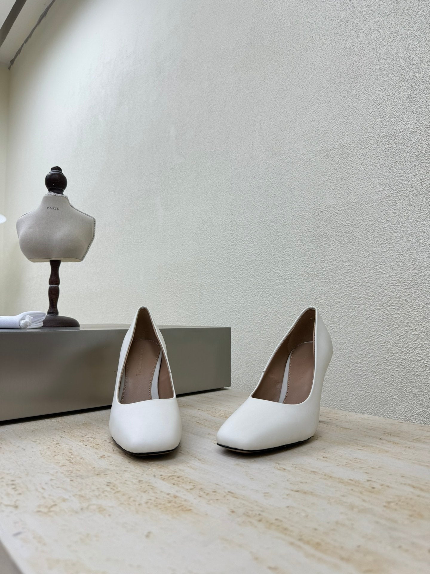 KNOT HIGH PUMP IN WHITE AND GOLD METAL HEEL 9 CM - 34
