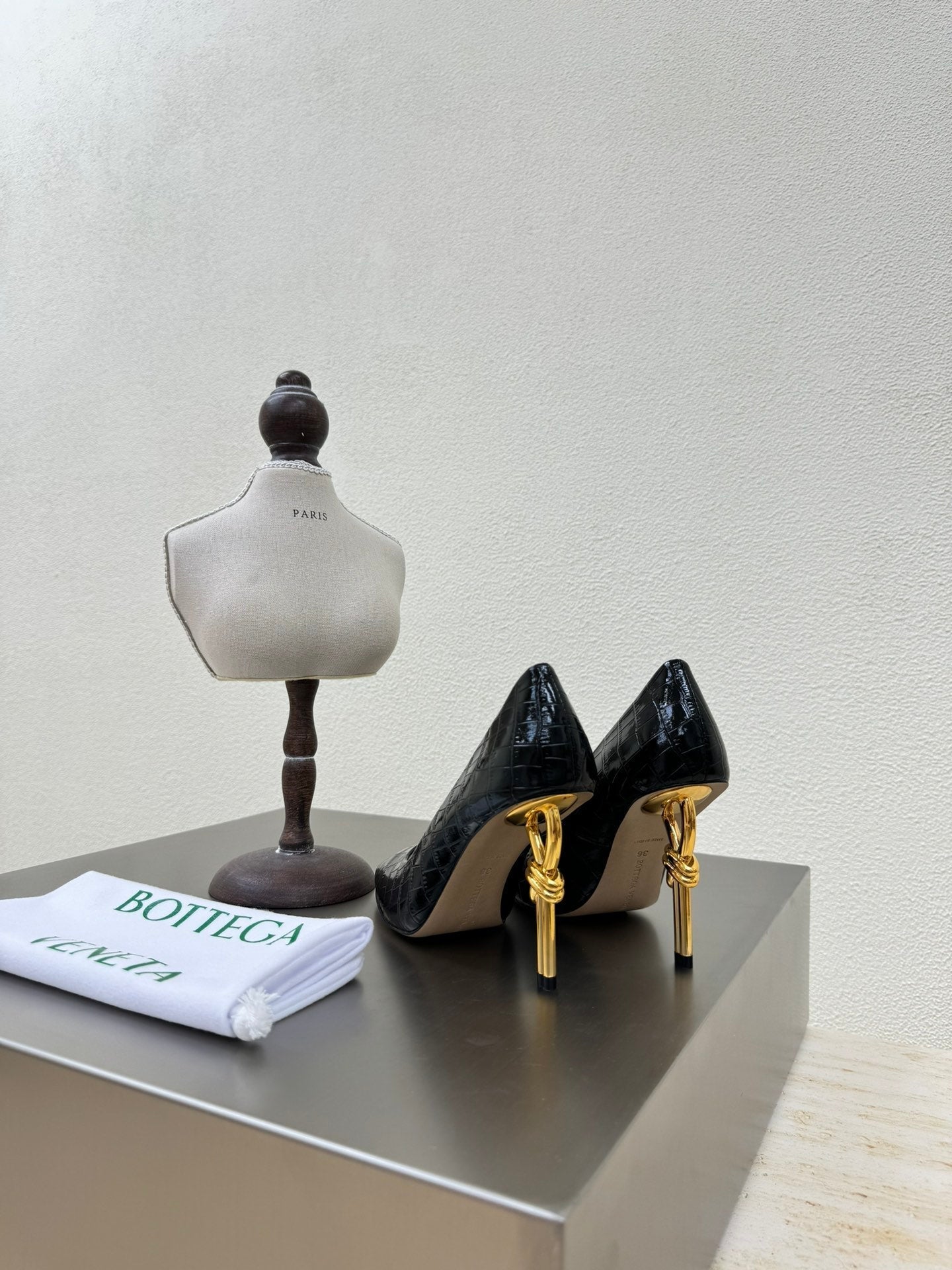 KNOT HIGH PUMP IN BLACK CALFSKIN WITH WOVEN DESIGN AND GOLD METAL HEEL 9 CM - 34