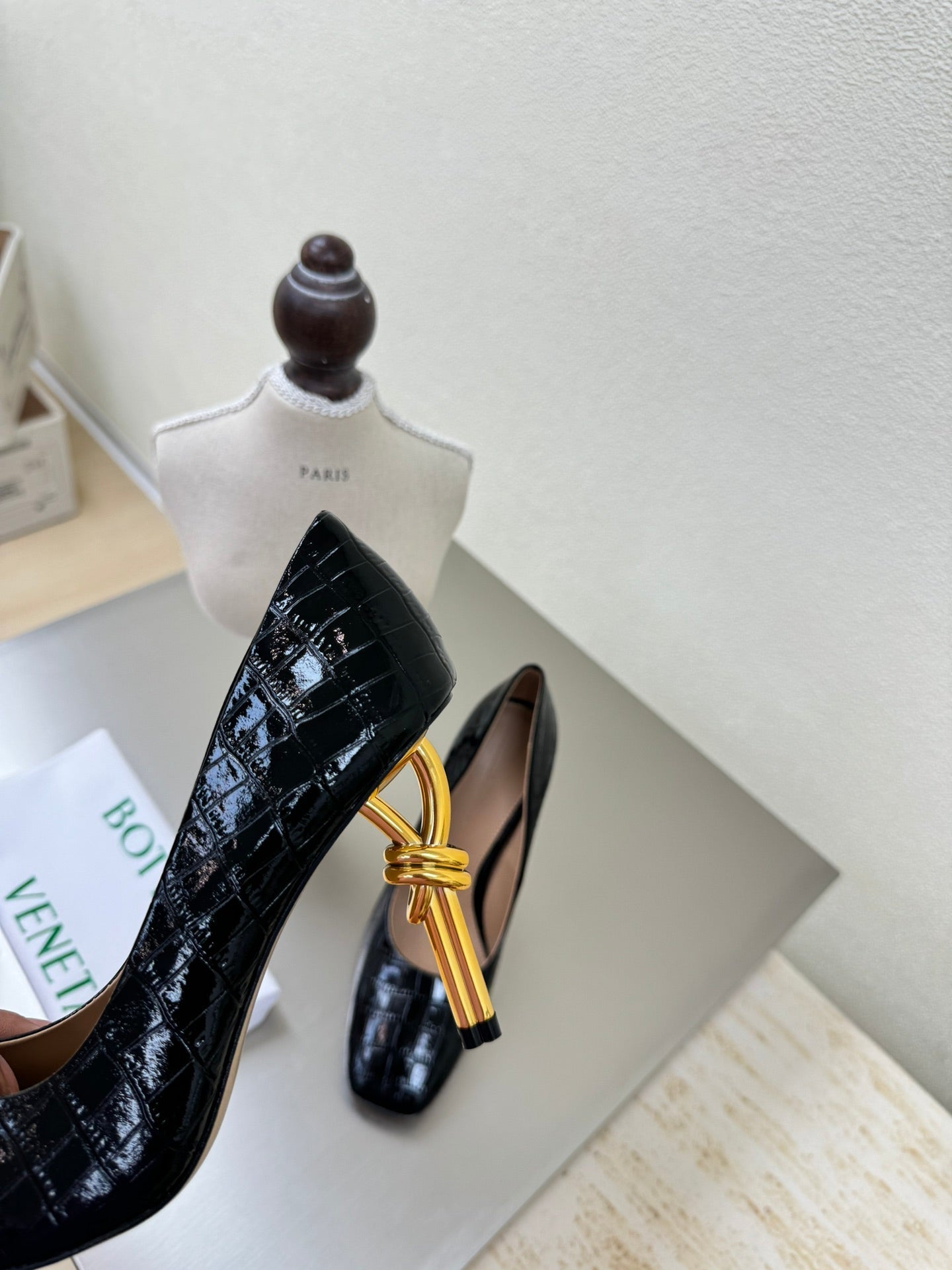 KNOT HIGH PUMP IN BLACK CALFSKIN WITH WOVEN DESIGN AND GOLD METAL HEEL 9 CM - 34