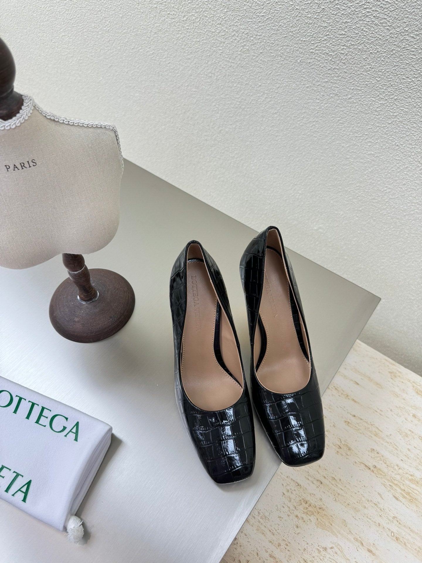 KNOT HIGH PUMP IN BLACK CALFSKIN WITH WOVEN DESIGN AND GOLD METAL HEEL 9 CM - 34
