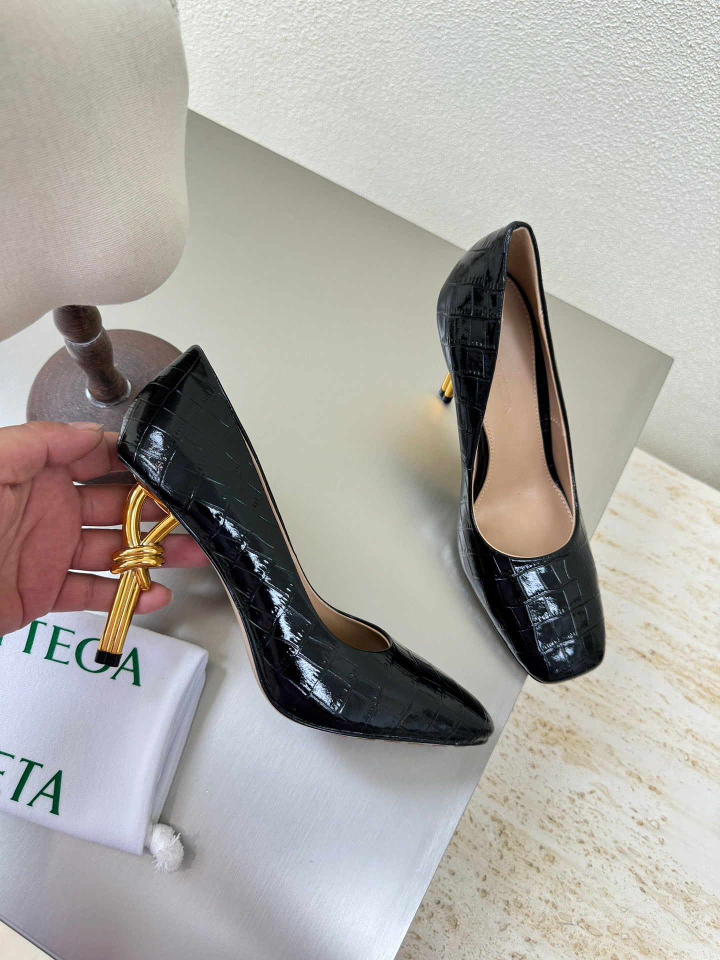 KNOT HIGH PUMP IN BLACK CALFSKIN WITH WOVEN DESIGN AND GOLD METAL HEEL 9 CM - 34