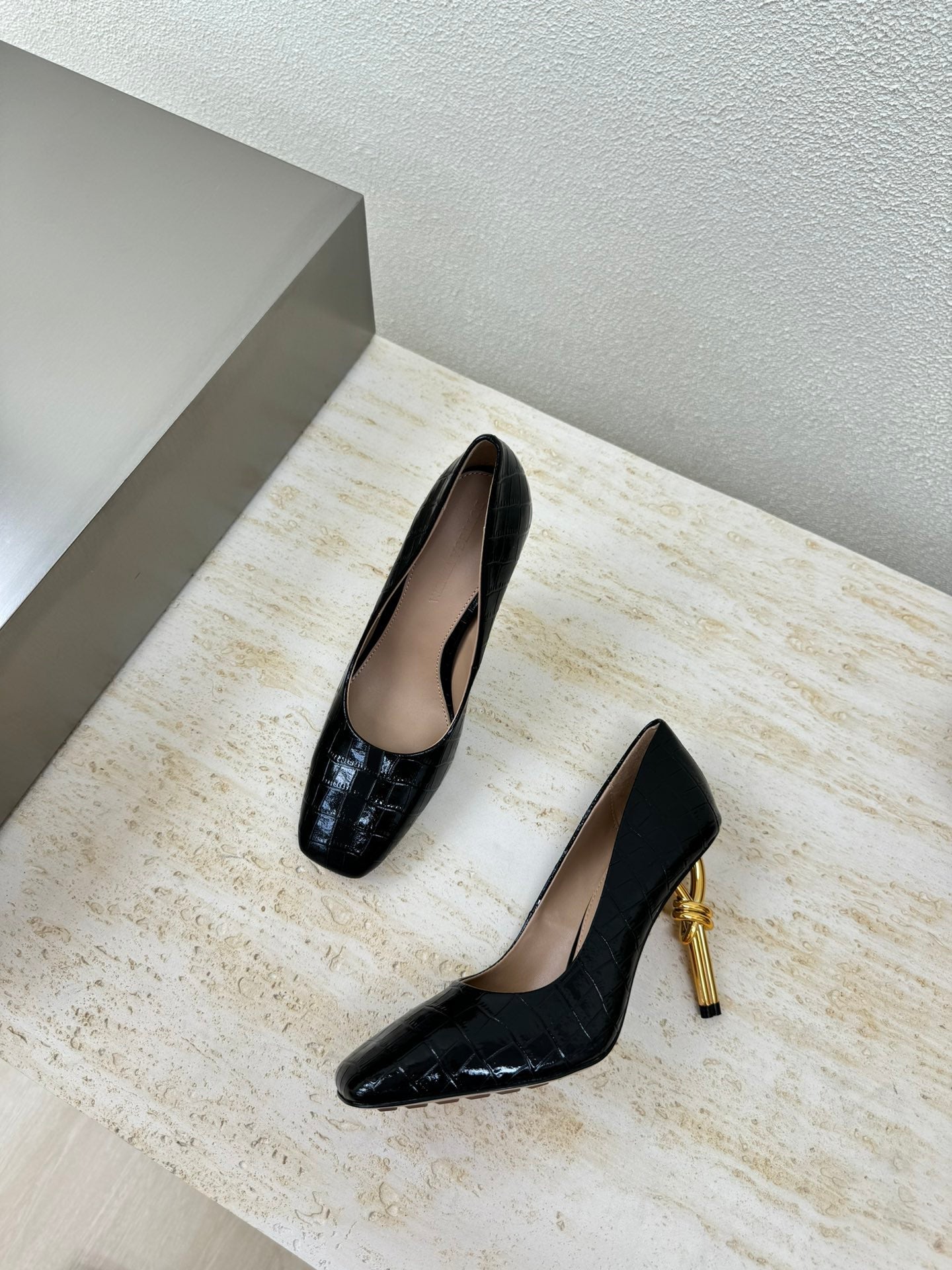KNOT HIGH PUMP IN BLACK CALFSKIN WITH WOVEN DESIGN AND GOLD METAL HEEL 9 CM - 34