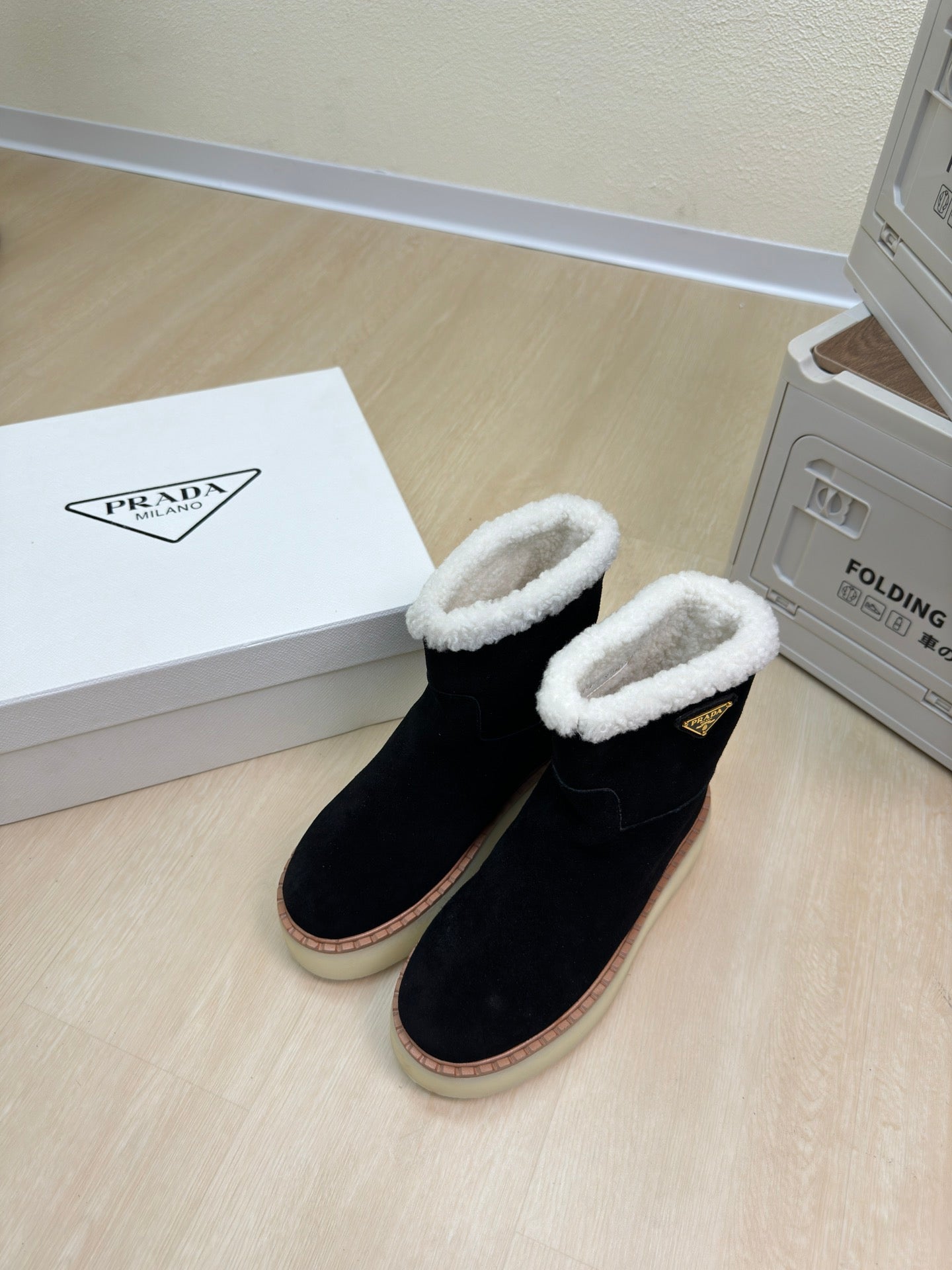 SUEDE BOOTS BLACK WITH SHEARLING LINING AND RUBBER FLATFORM SOLE - 35