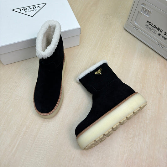 SUEDE BOOTS BLACK WITH SHEARLING LINING AND RUBBER FLATFORM SOLE - 35