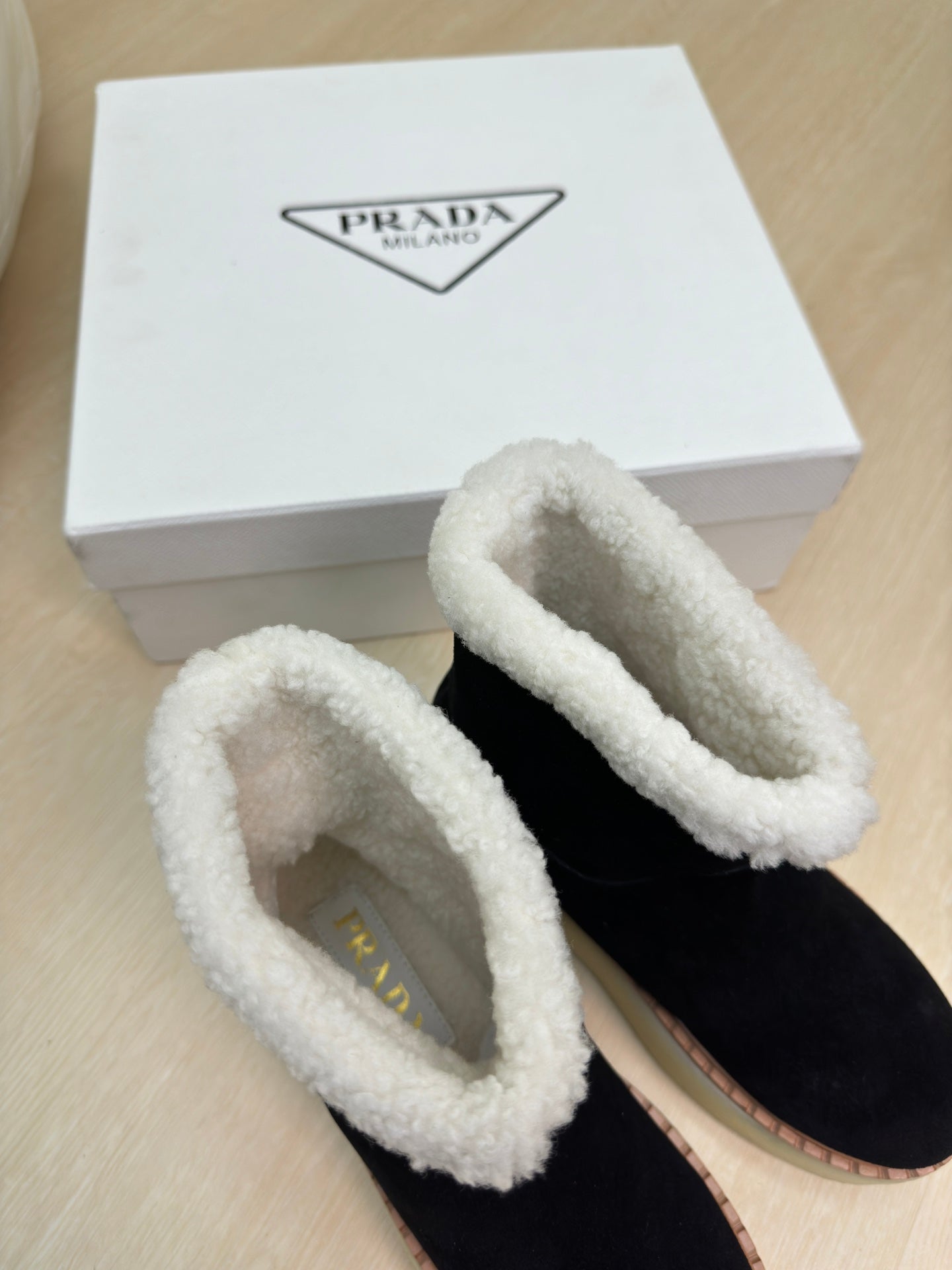 SUEDE BOOTS BLACK WITH SHEARLING LINING AND RUBBER FLATFORM SOLE - 35