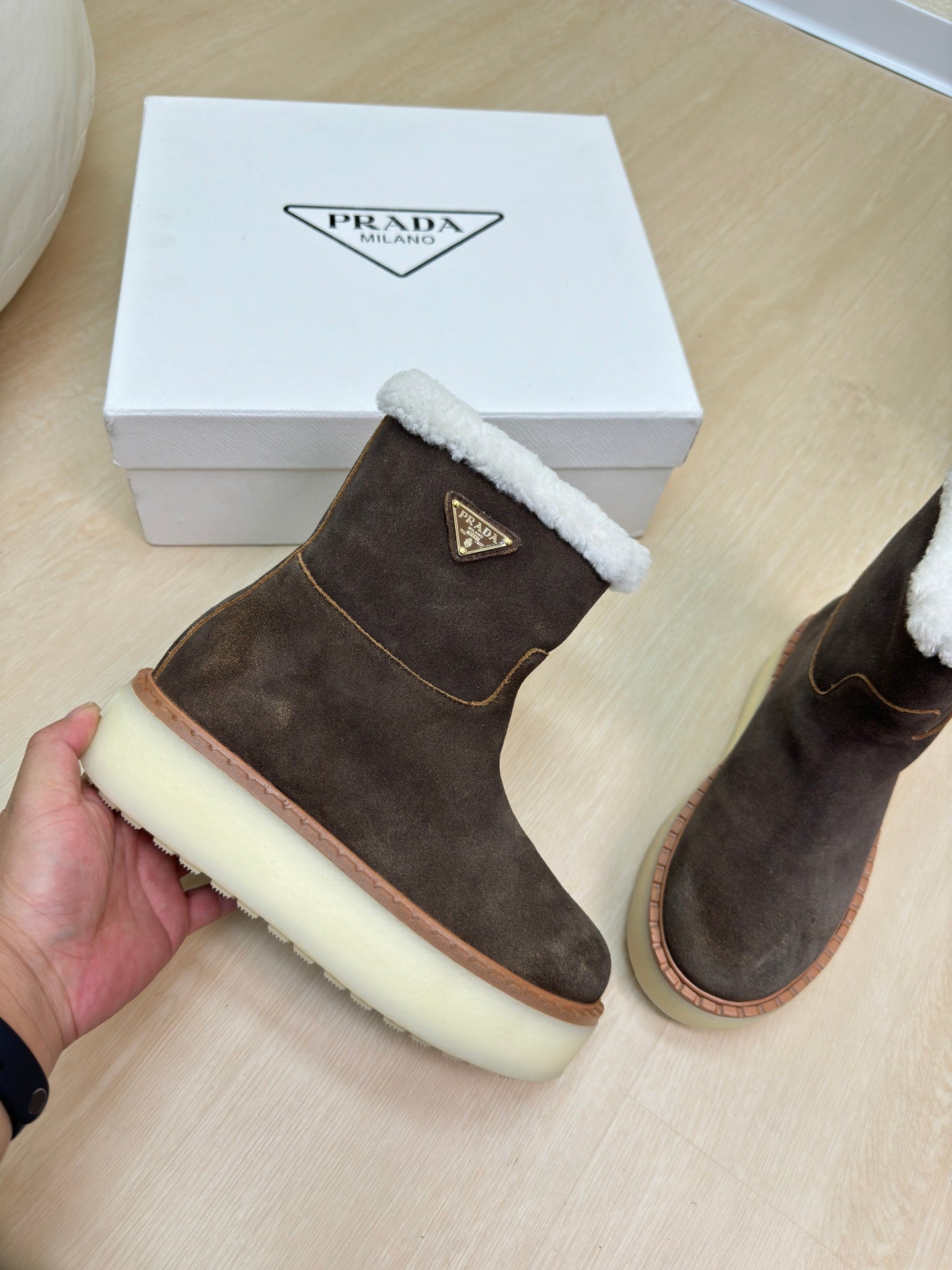 SUEDE BOOTS DARK BROWN WITH SHEARLING LINING AND RUBBER FLATFORM SOLE - 35