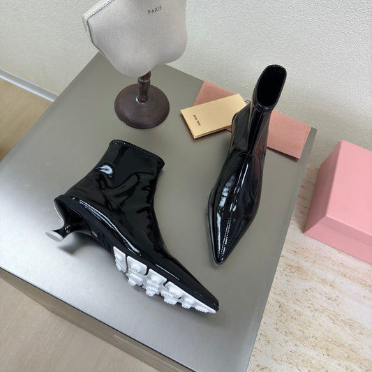 ANKLE POINTED-TOE BOOTS IN BLACK GLOSSY CALFSKIN - 35