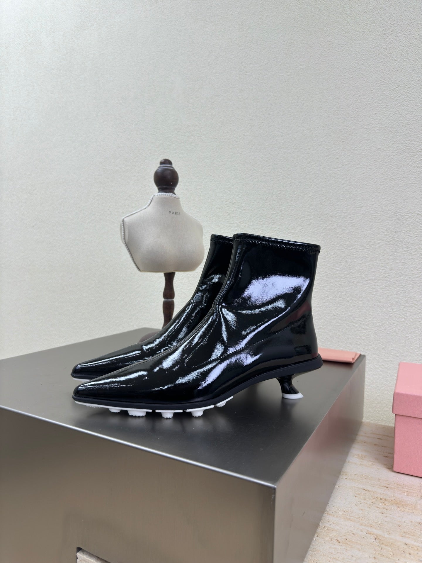 ANKLE POINTED-TOE BOOTS IN BLACK GLOSSY CALFSKIN - 35