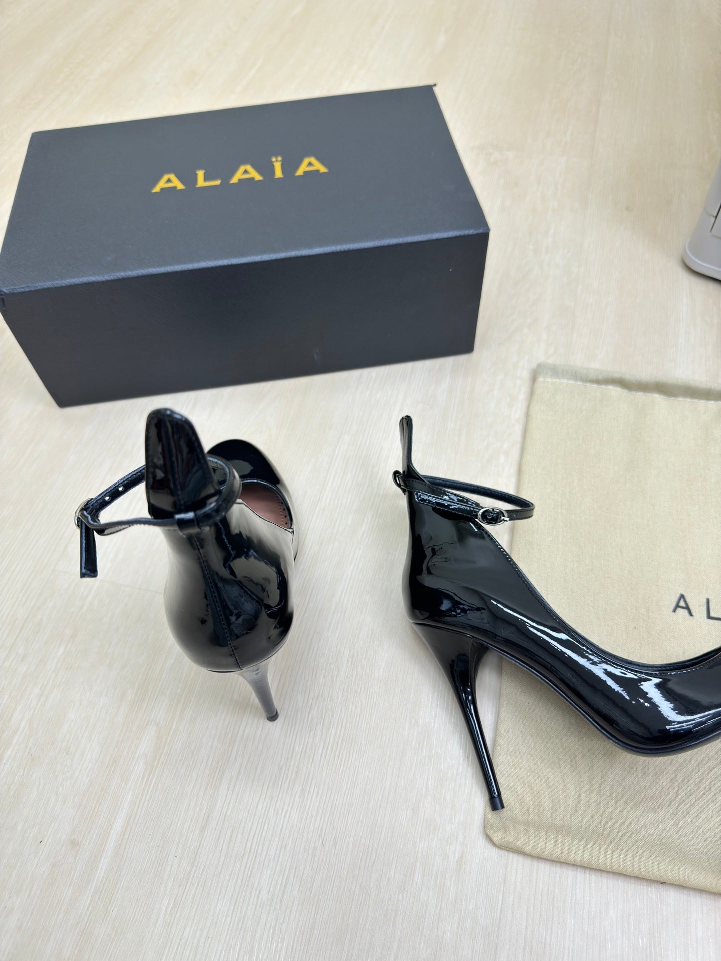 DECOLLETE PUMPS IN BLACK PATENT CALFSKIN - 34