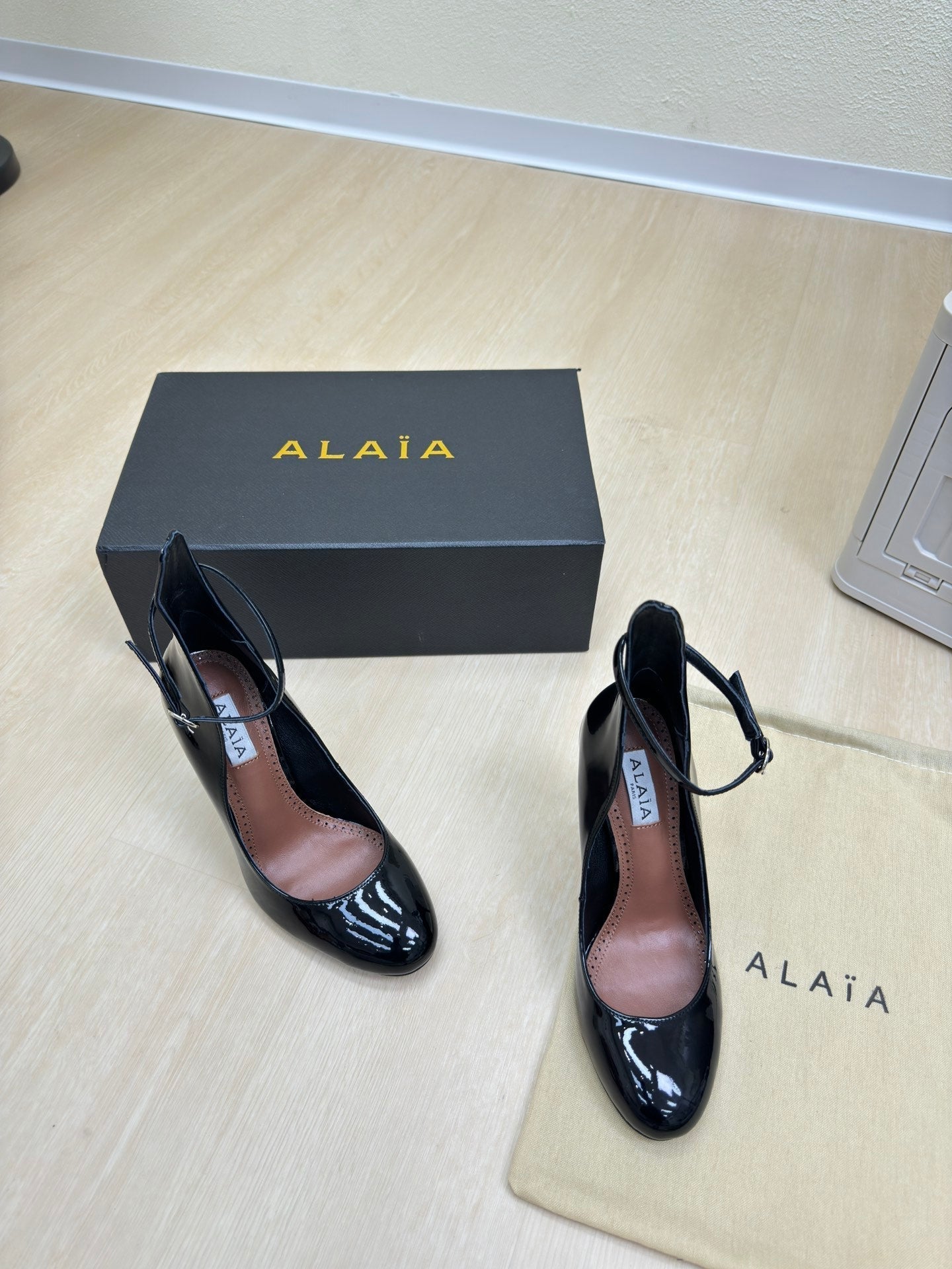 DECOLLETE PUMPS IN BLACK PATENT CALFSKIN - 34