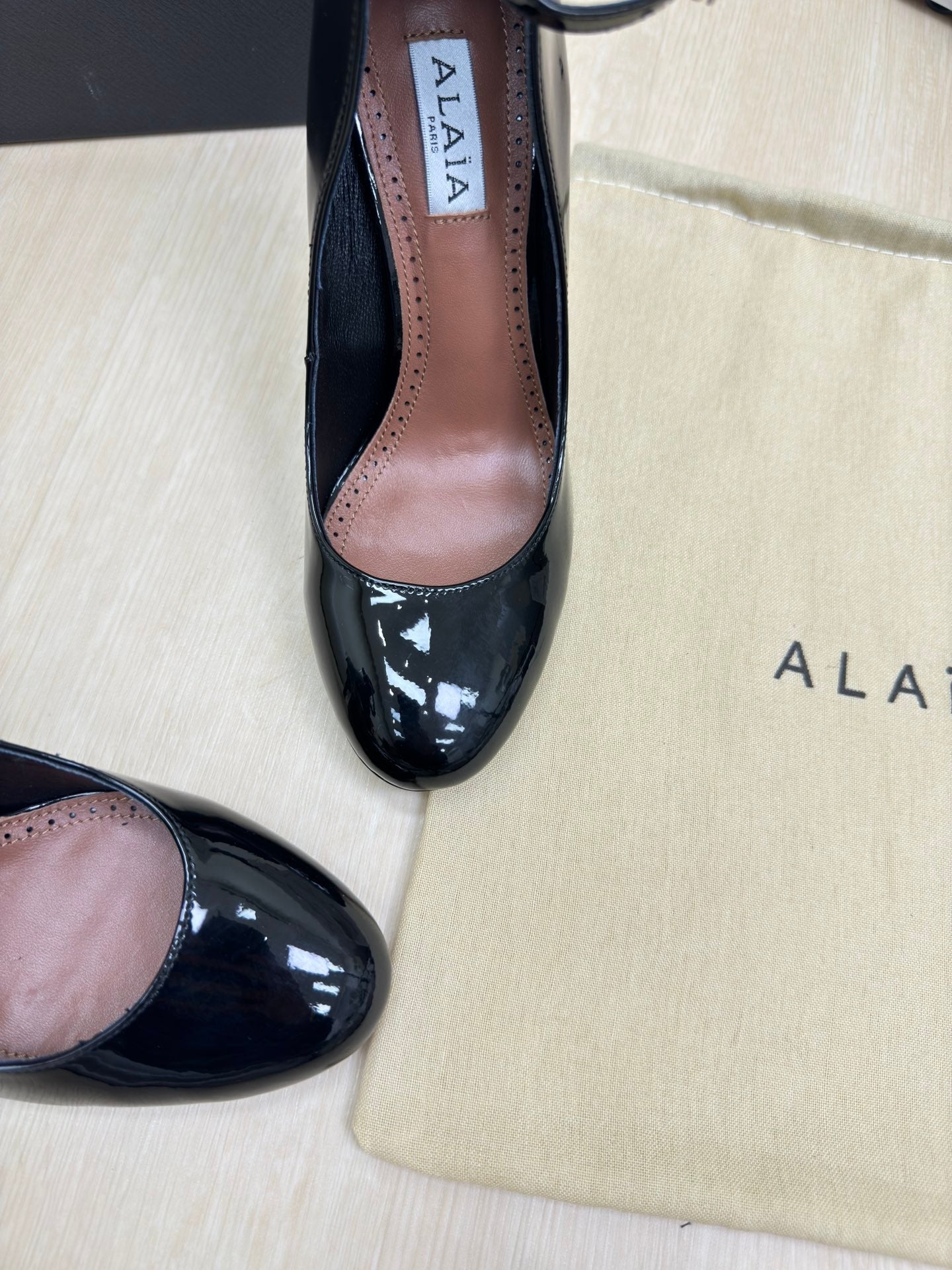 DECOLLETE PUMPS IN BLACK PATENT CALFSKIN - 34