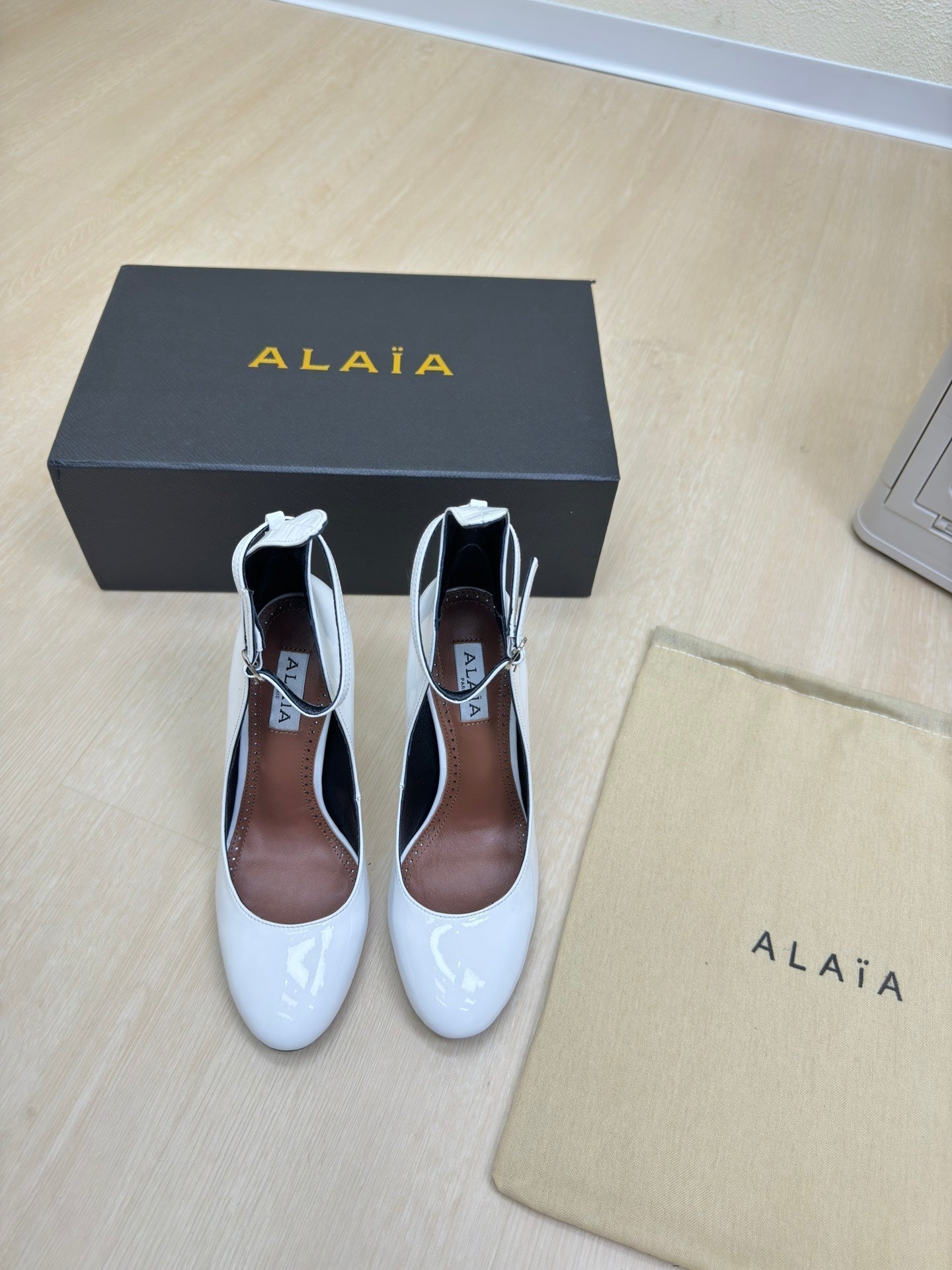 DECOLLETE PUMPS IN WHITE PATENT CALFSKIN - 34