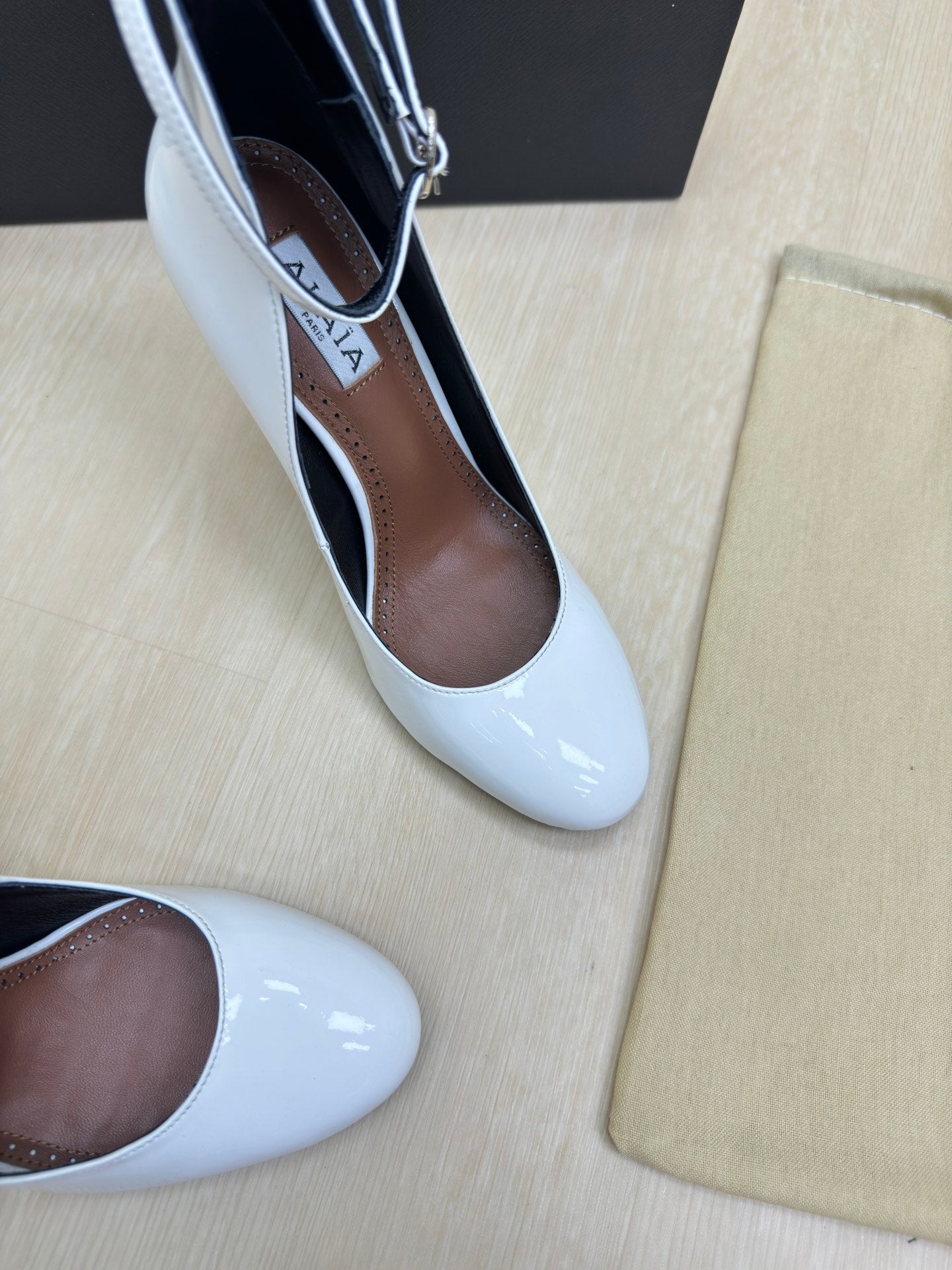 DECOLLETE PUMPS IN WHITE PATENT CALFSKIN - 34