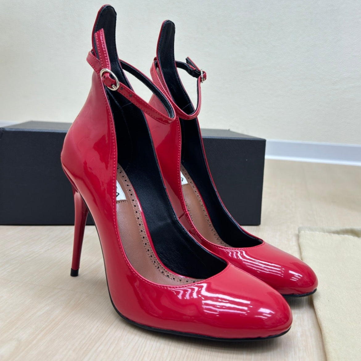 DECOLLETE PUMPS IN CHERRY RED PATENT CALFSKIN - 34