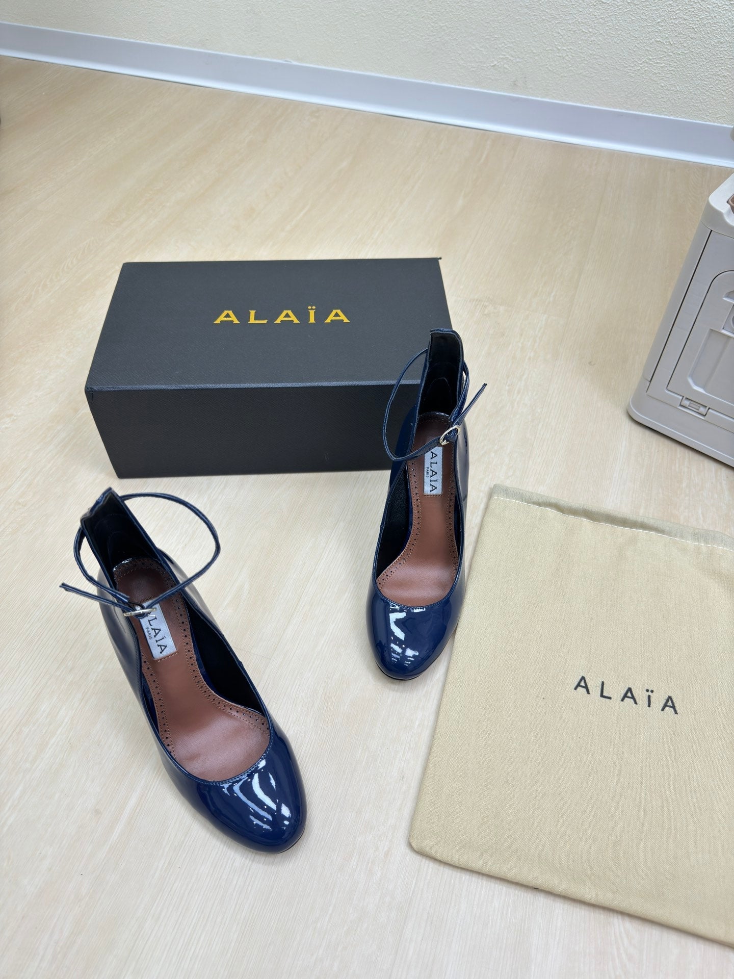 DECOLLETE PUMPS IN NAVY BLUE PATENT CALFSKIN - 34