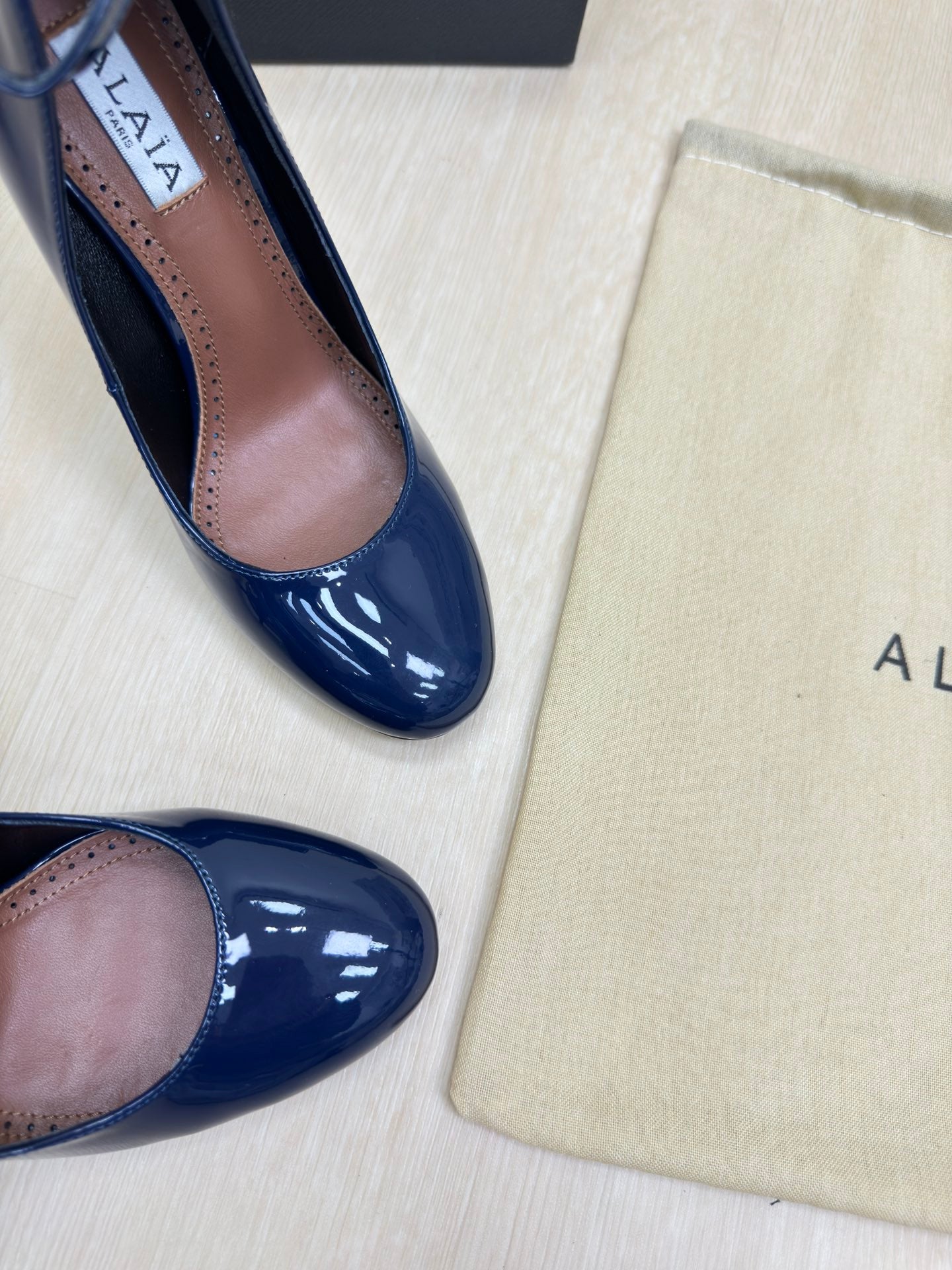 DECOLLETE PUMPS IN NAVY BLUE PATENT CALFSKIN - 34