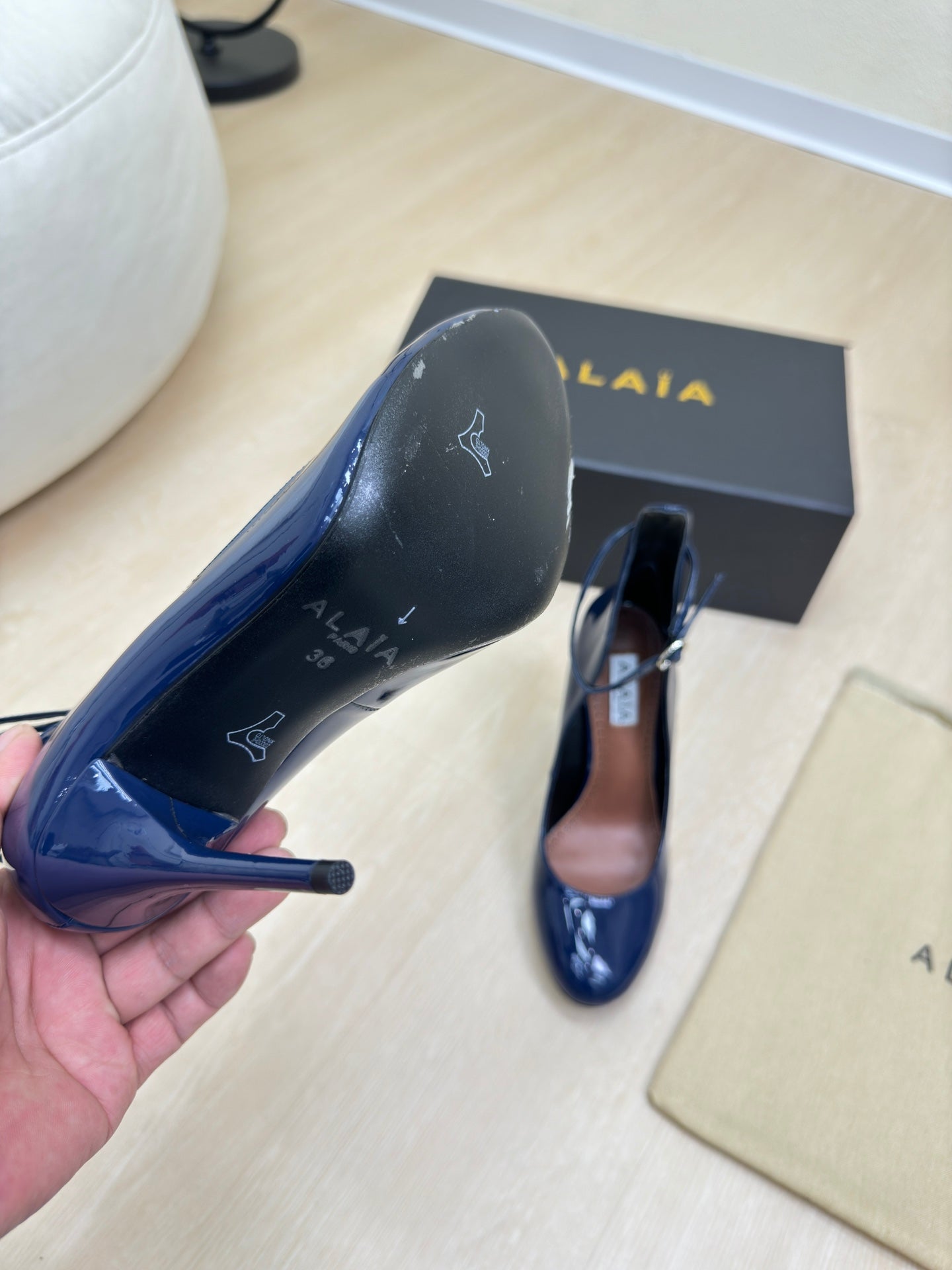 DECOLLETE PUMPS IN NAVY BLUE PATENT CALFSKIN - 34