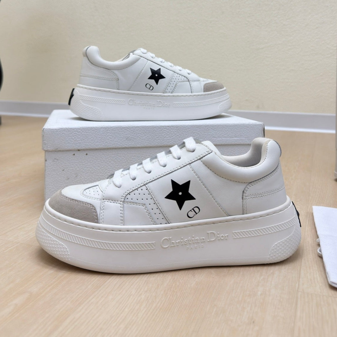 BLACK STAR PLATFORM SNEAKER IN WHITE CALFSKIN AND SUEDE - 35
