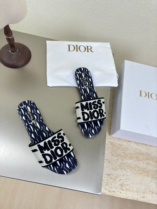ШЛЬОПАНЦІ DWAY З ВИШИВКОЮ З БАВОВНИ ТА СИНІМ МОТИВОМ MISS DIOR ЗА ВСІЄЮ ПОВЕРХНЕЮ - 34