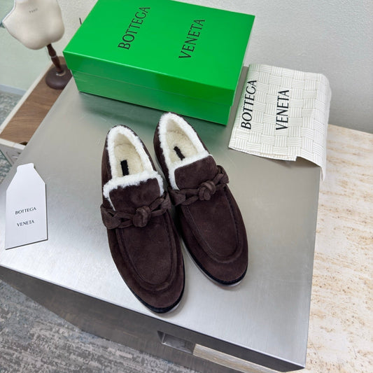 ЛОФЕРИ BOTTEGA VENETA 26S З ТЕМНО-КОРИЧНЕВОЇ ЗАМШІ ТА БІЛОЇ ВОВНИ
