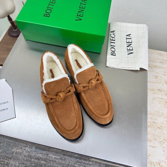 ЛОФЕРИ BOTTEGA VENETA 26S З КОРИЧНЕВОЇ ЗАМШІ ТА БІЛОЇ ВОВНИ