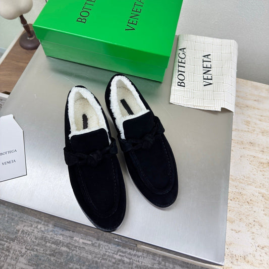 ЛОФЕРИ BOTTEGA VENETA 26S З ЧОРНОЇ ЗАМШІ ТА БІЛОЇ ВОВНИ