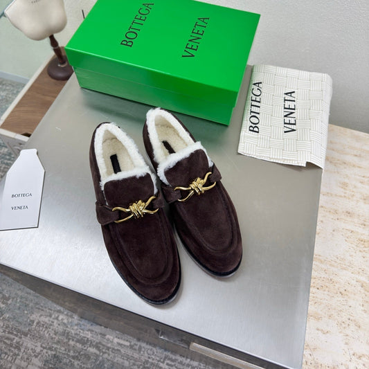 ЛОФЕРИ BOTTEGA VENETA 26S З ТЕМНО-КОРИЧНЕВОЇ ЗАМШІ ТА БІЛОЇ ВОВНИ ІЗ ЗОЛОТОЮ ФУРНІТУРОЮ