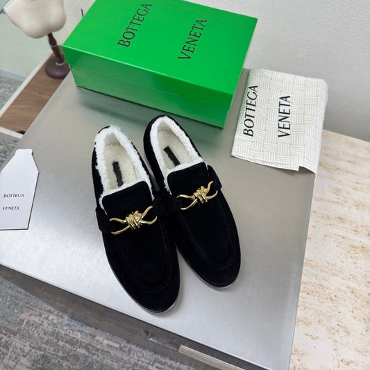 ЛОФЕРИ BOTTEGA VENETA 26S З ЧОРНОЇ ЗАМШІ ТА БІЛОЇ ВОВНИ З ФУРНІТУРОЮ ЗІ ЗОЛОТА