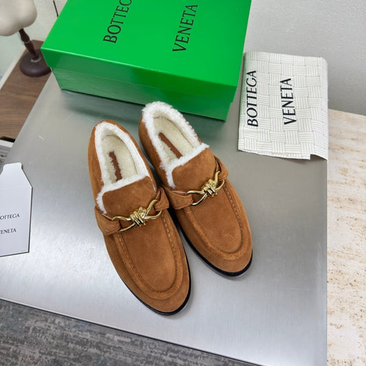 BOTTEGA VENETA ЛОФЕРИ 26S З КОРИЧНЕВОЇ ЗАМШІ ТА БІЛОЇ ВОВНИ ІЗ ЗОЛОТОЮ ФУРНІТУРОЮ