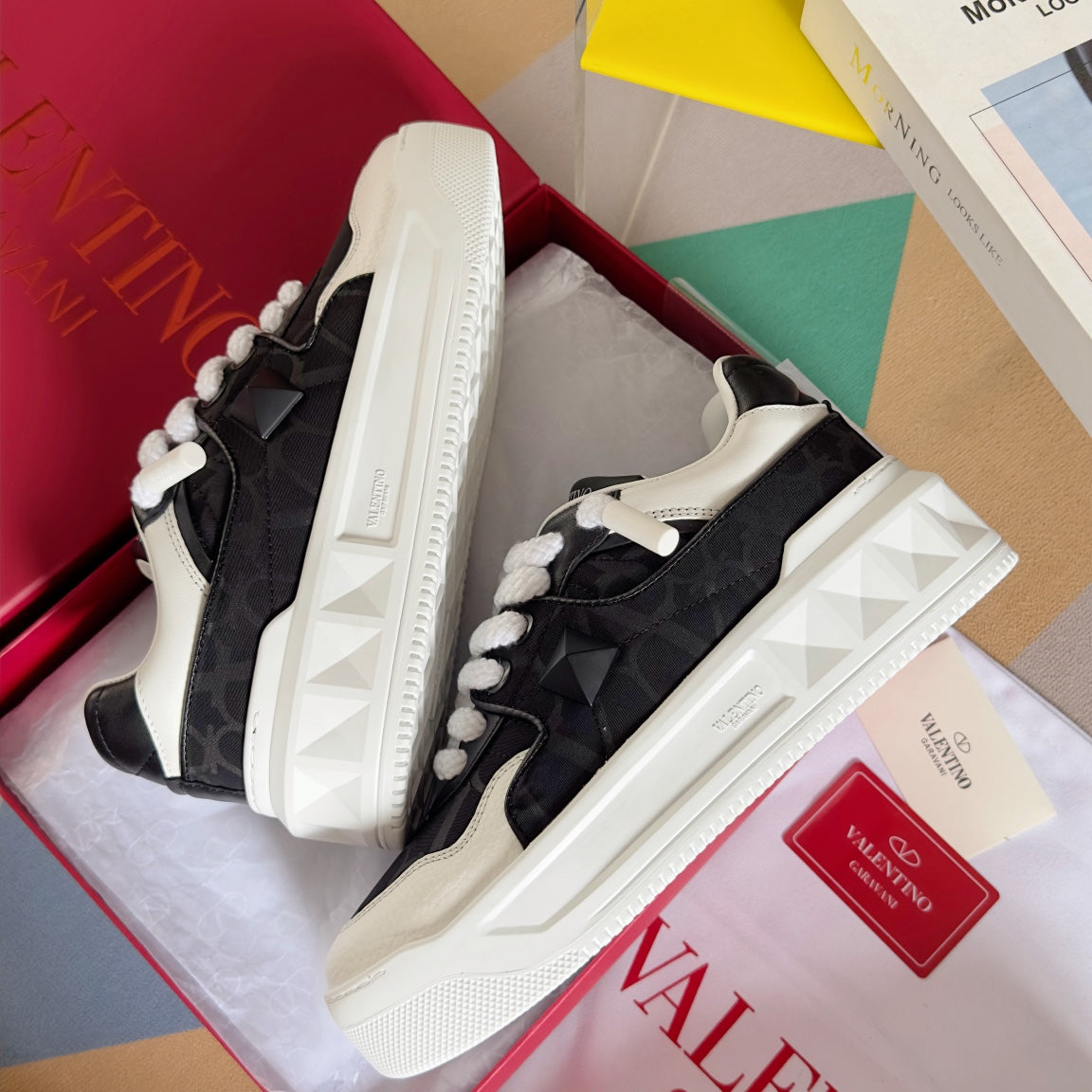 LOW-TOP SNEAKER IN WHITE NAPPA LEATHER AND BLACK MONOGRAM TOILE ICONOGRAPHE FABRIC - 35