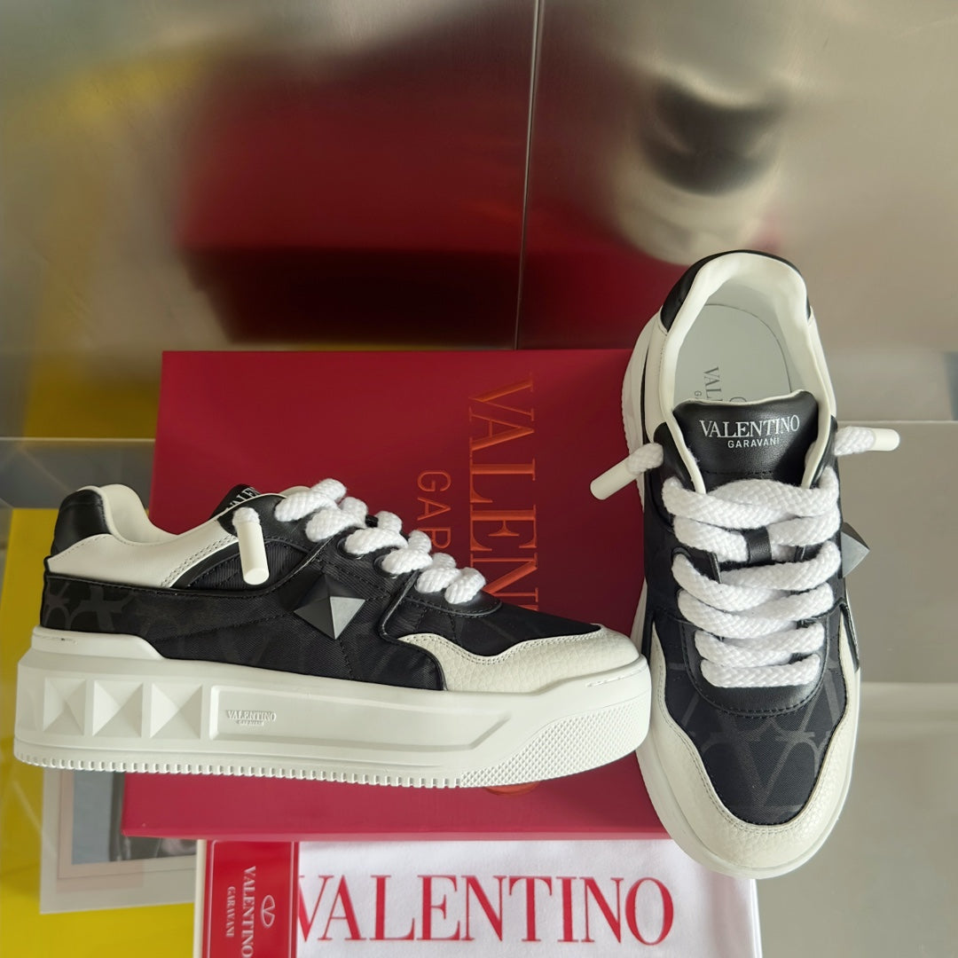 LOW-TOP SNEAKER IN WHITE NAPPA LEATHER AND BLACK MONOGRAM TOILE ICONOGRAPHE FABRIC - 35