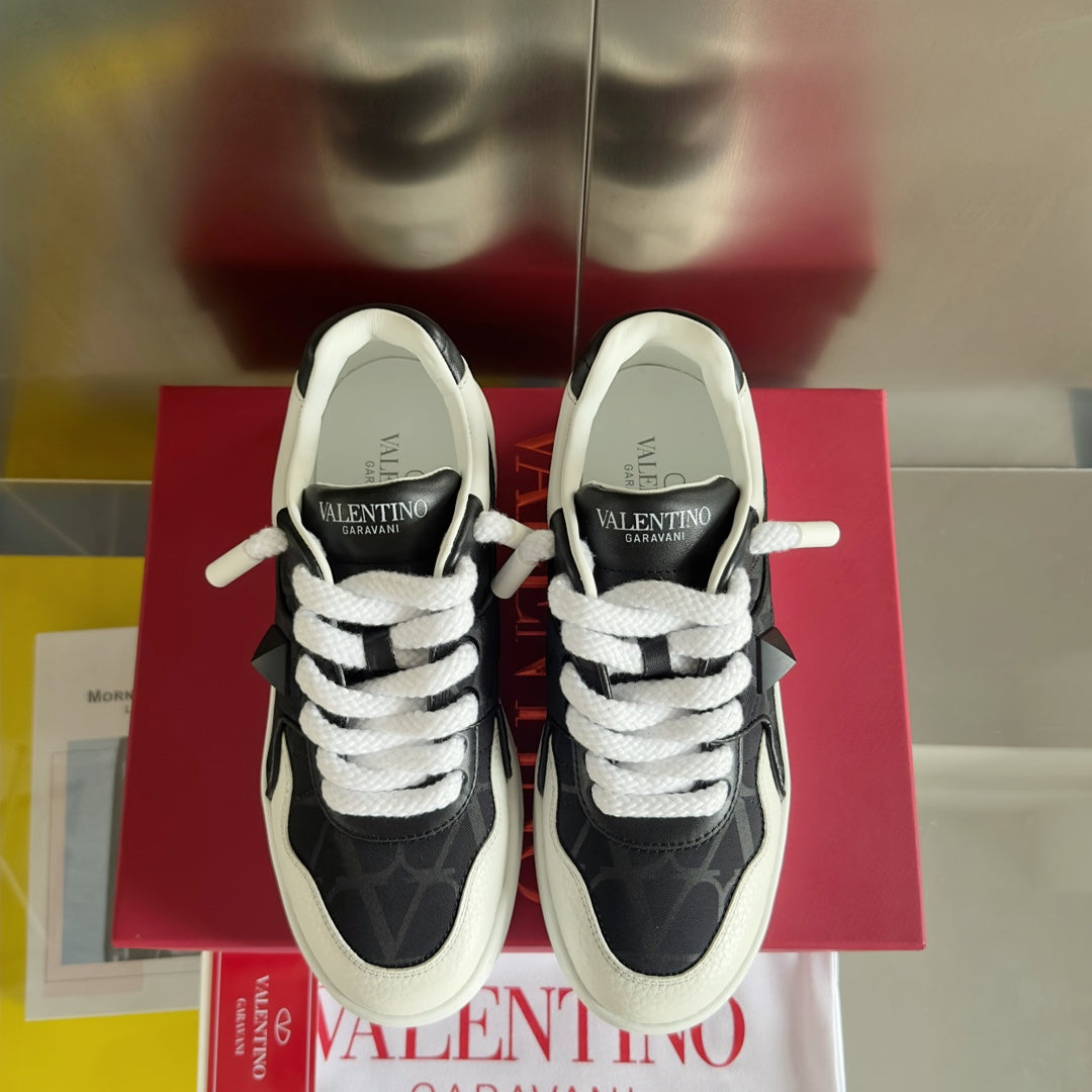 LOW-TOP SNEAKER IN WHITE NAPPA LEATHER AND BLACK MONOGRAM TOILE ICONOGRAPHE FABRIC - 35