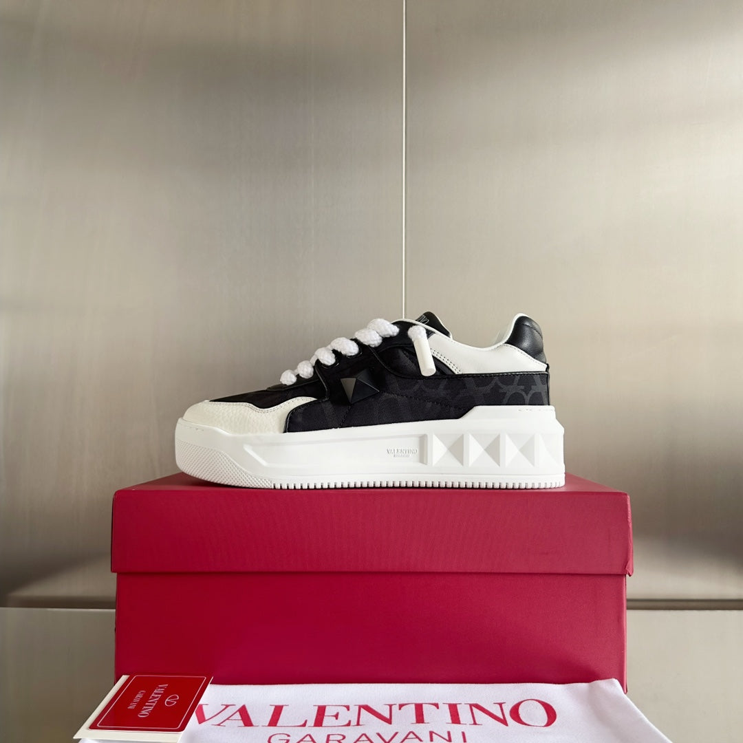 LOW-TOP SNEAKER IN WHITE NAPPA LEATHER AND BLACK MONOGRAM TOILE ICONOGRAPHE FABRIC - 35