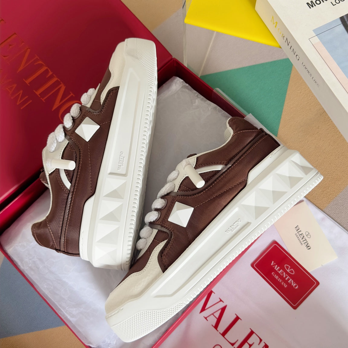 LOW-TOP SNEAKER IN WHITE NAPPA LEATHER AND CHOCOLATE BROWN TOILE ICONOGRAPHE FABRIC - 35
