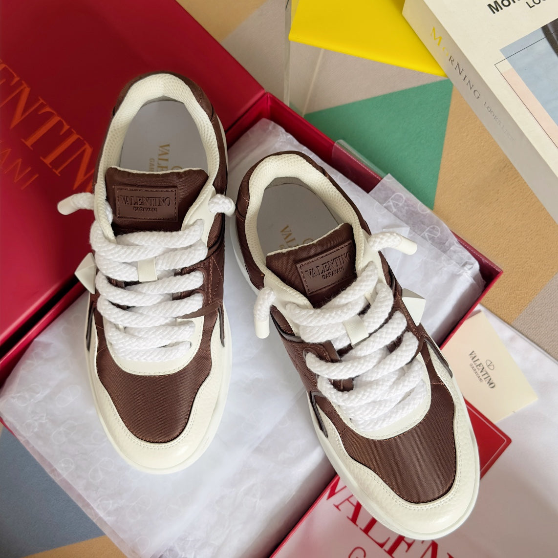 LOW-TOP SNEAKER IN WHITE NAPPA LEATHER AND CHOCOLATE BROWN TOILE ICONOGRAPHE FABRIC - 35
