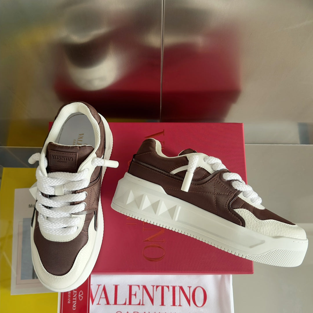 LOW-TOP SNEAKER IN WHITE NAPPA LEATHER AND CHOCOLATE BROWN TOILE ICONOGRAPHE FABRIC - 35