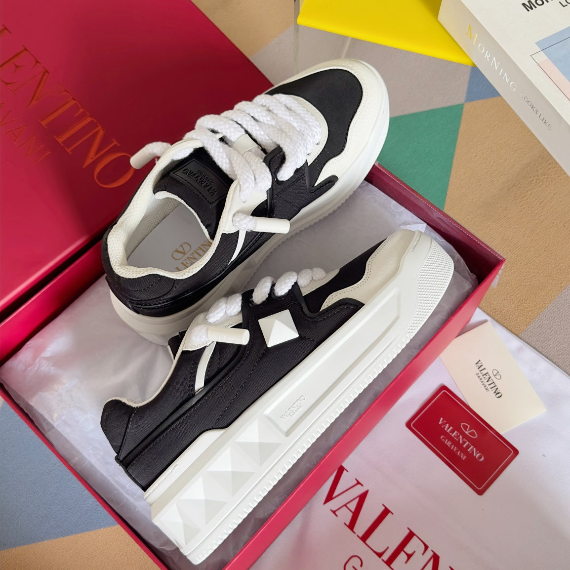 LOW-TOP SNEAKER IN WHITE NAPPA LEATHER AND BLACK TOILE ICONOGRAPHE FABRIC - 35