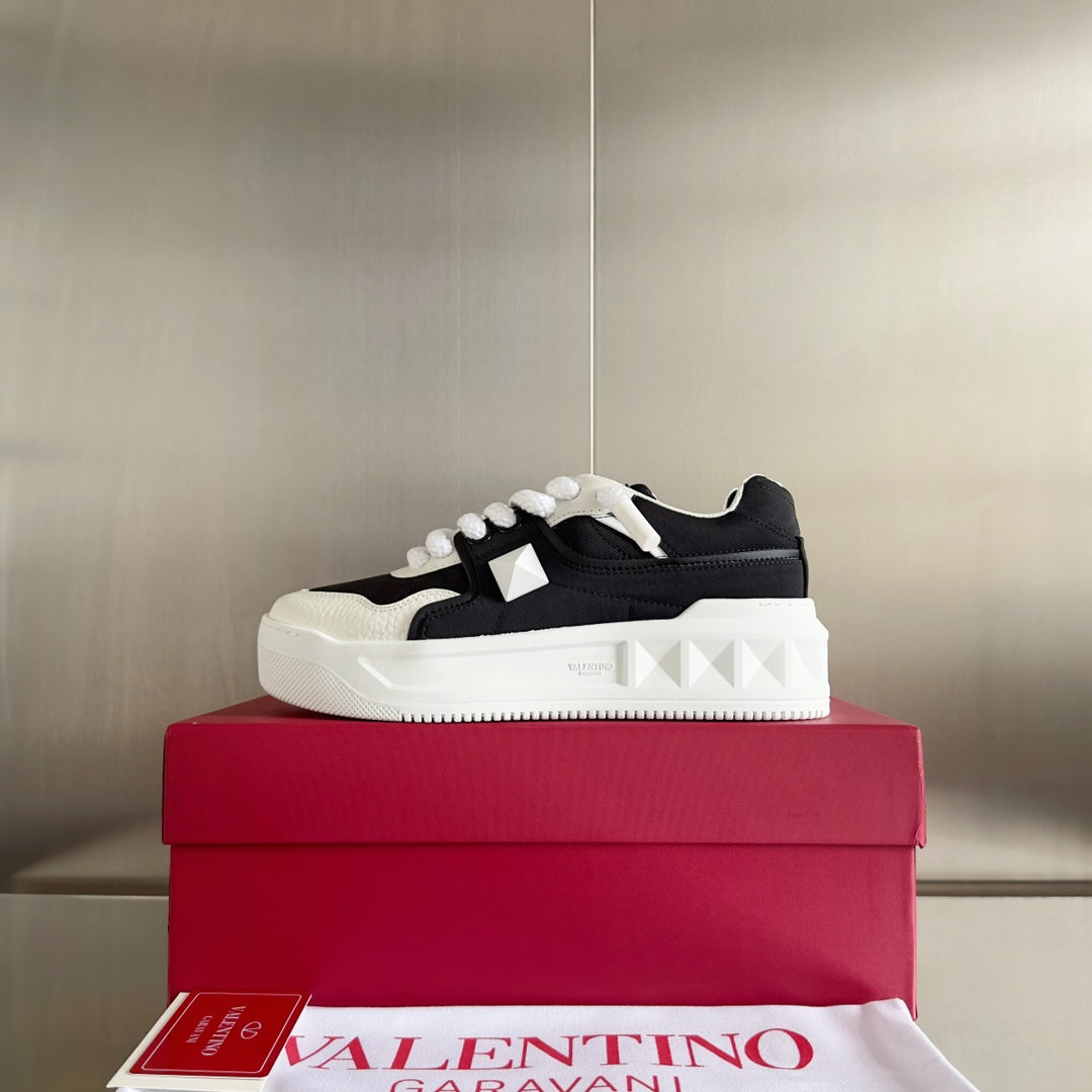 LOW-TOP SNEAKER IN WHITE NAPPA LEATHER AND BLACK TOILE ICONOGRAPHE FABRIC - 35