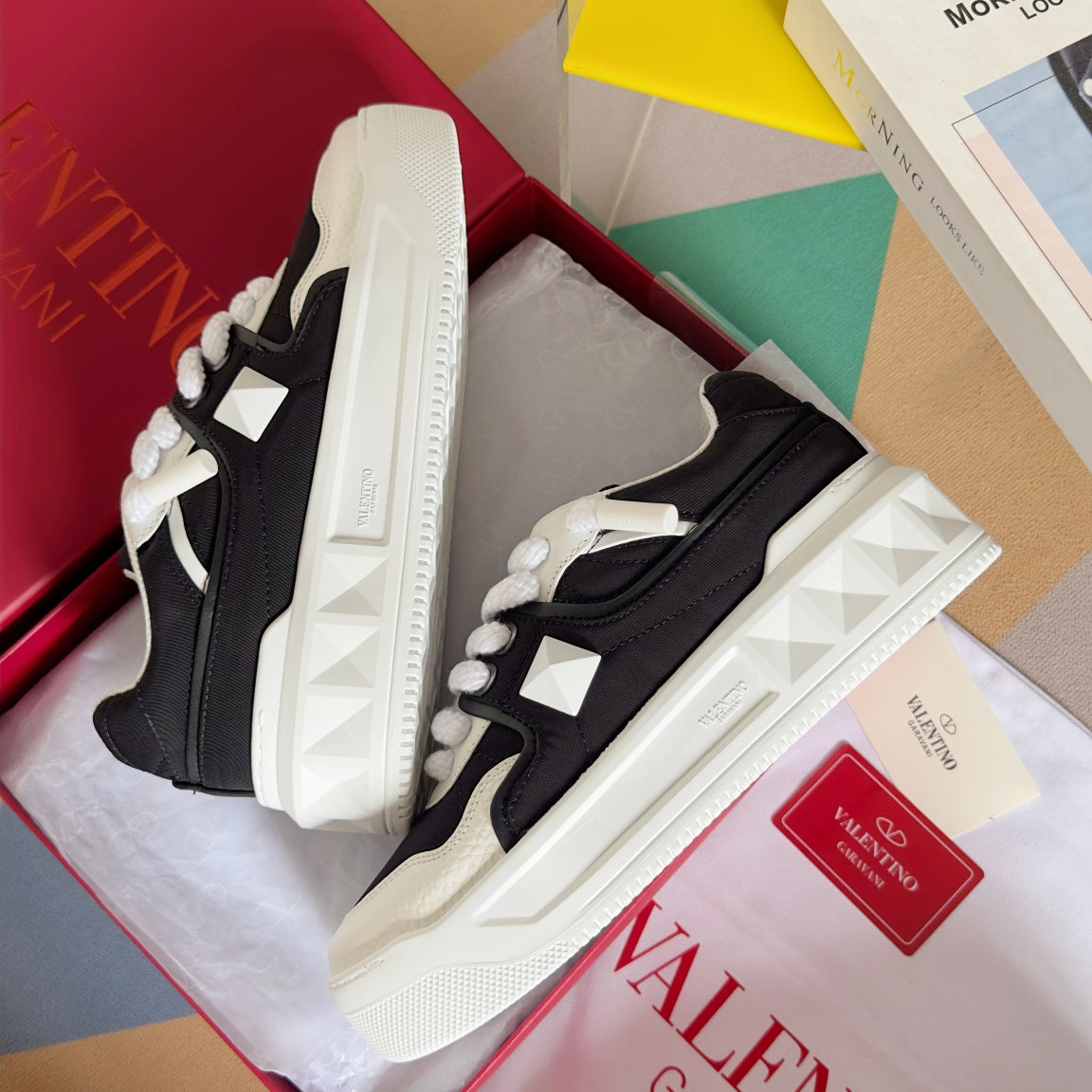 LOW-TOP SNEAKER IN WHITE NAPPA LEATHER AND BLACK TOILE ICONOGRAPHE FABRIC - 35