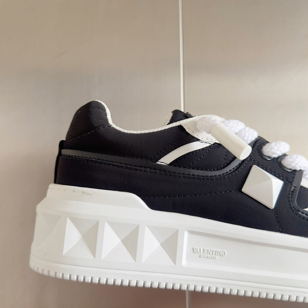 LOW-TOP SNEAKER IN WHITE NAPPA LEATHER AND BLACK TOILE ICONOGRAPHE FABRIC - 35