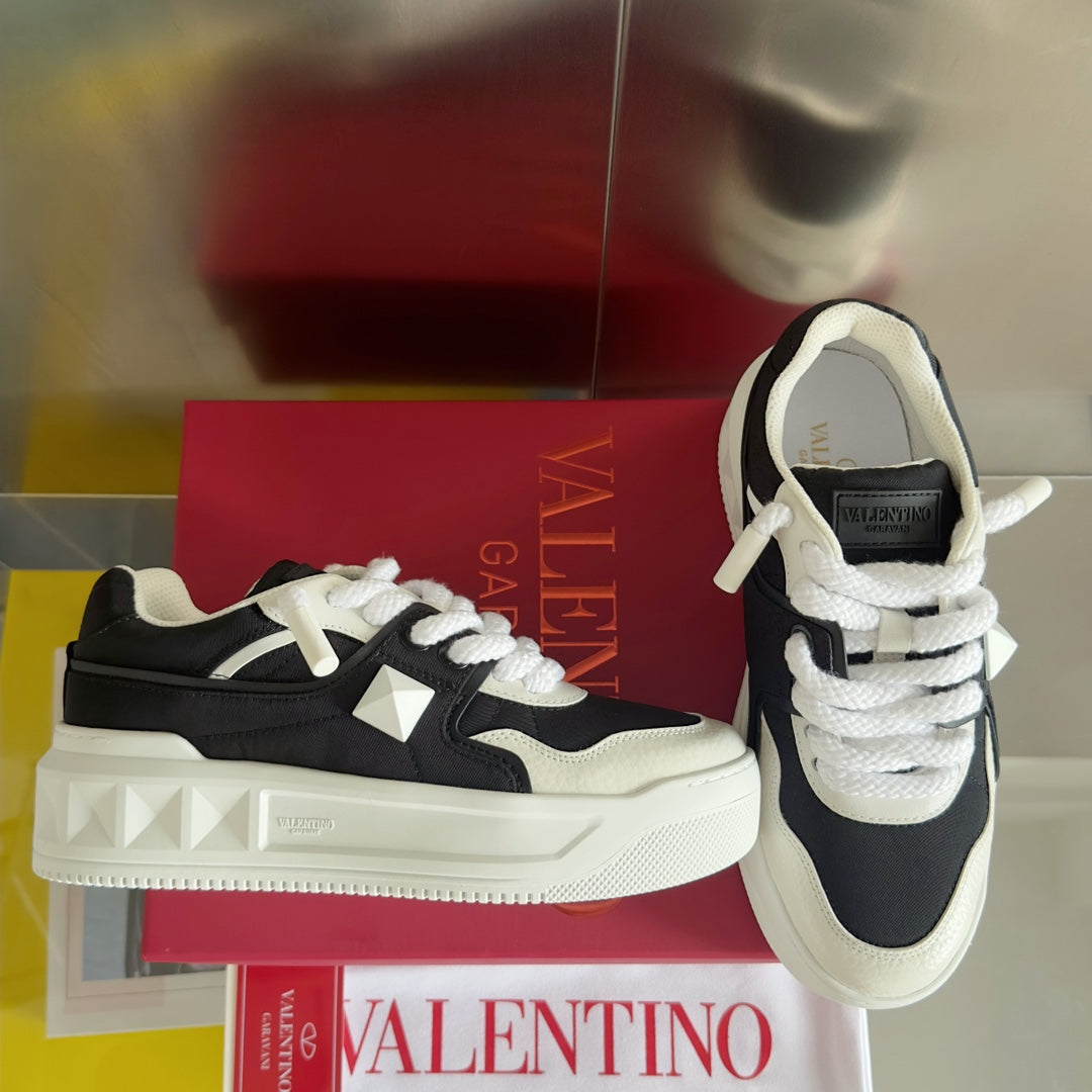 LOW-TOP SNEAKER IN WHITE NAPPA LEATHER AND BLACK TOILE ICONOGRAPHE FABRIC - 35