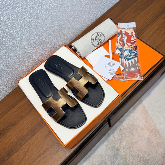 HM 26S ORAN SANDAL З ЧОРНОЇ ТА ЗОЛОТОЇ ШКІРИ ТЕЛЯТИ