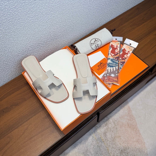 HM 26S HM 26S ORAN SANDAL У СВІТЛО-СІРІЙ ШКІРІ ТЕЛЯТИ