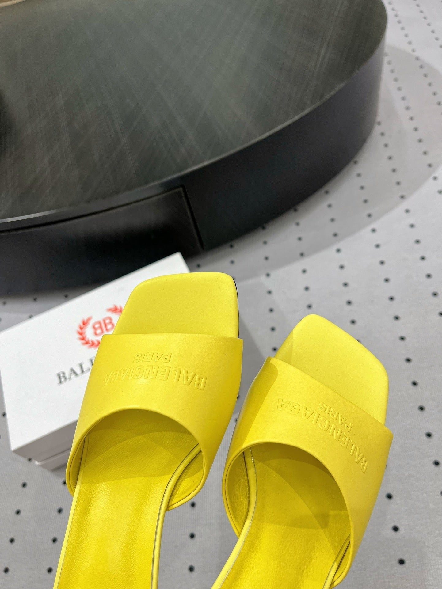 SQUARE-TOE MEDIUM HEEL MULES IN YELLOW CALFSKIN LOGO EMBOSSED - 35