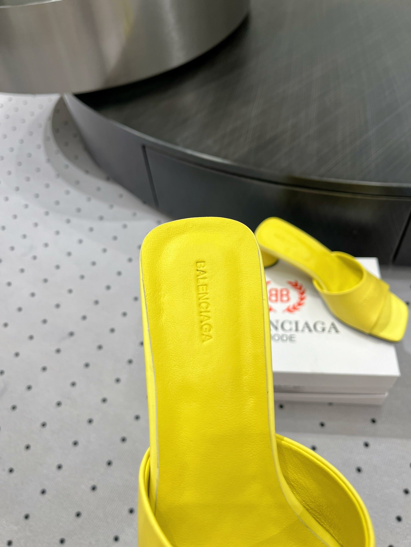 SQUARE-TOE MEDIUM HEEL MULES IN YELLOW CALFSKIN LOGO EMBOSSED - 35