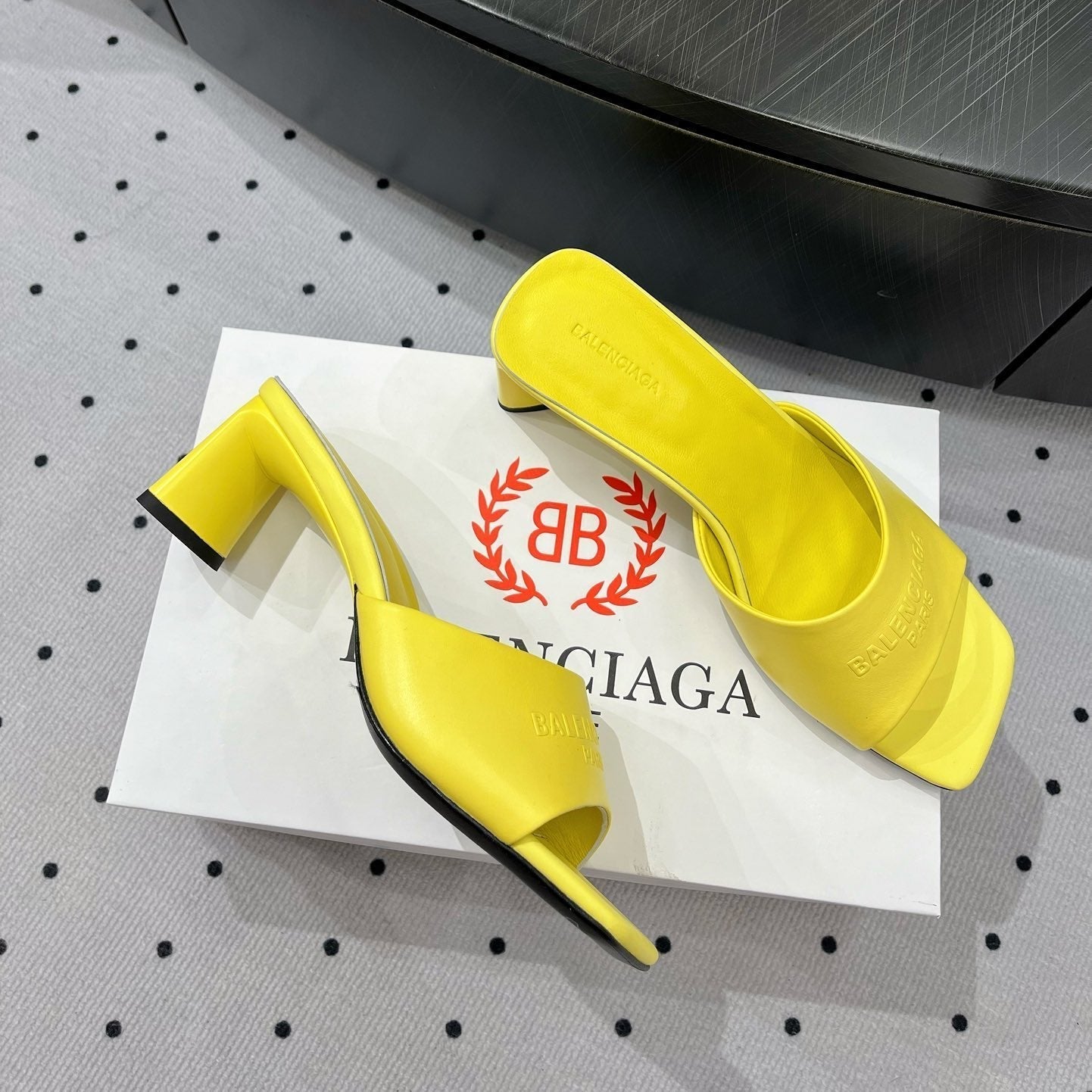 SQUARE-TOE MEDIUM HEEL MULES IN YELLOW CALFSKIN LOGO EMBOSSED - 35